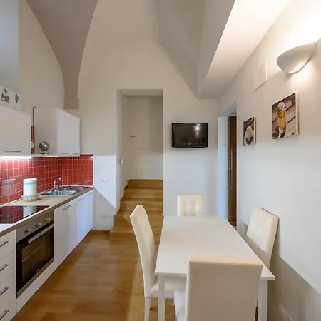 Via Giotto, 5 شقة